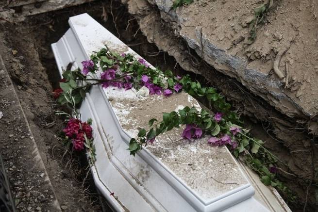 Ужас на похоронах: открыли гроб и увидели не того усопшего