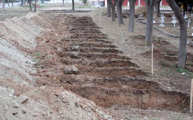 Коронавирус: на кладбищах в Салониках роют новые могилы