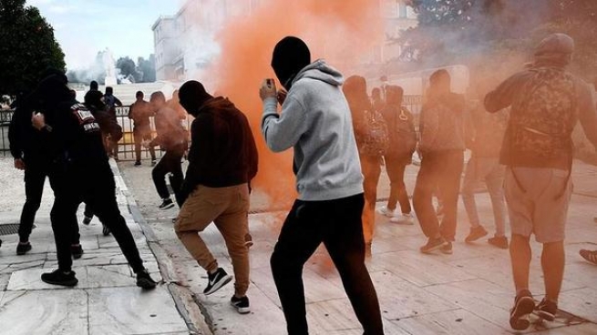 Афины: Митинг школьников разогнали слезоточивым газом