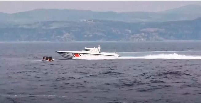 Видео: турецкая береговая охрана толкает лодку с мигрантами в территориальные воды Греции