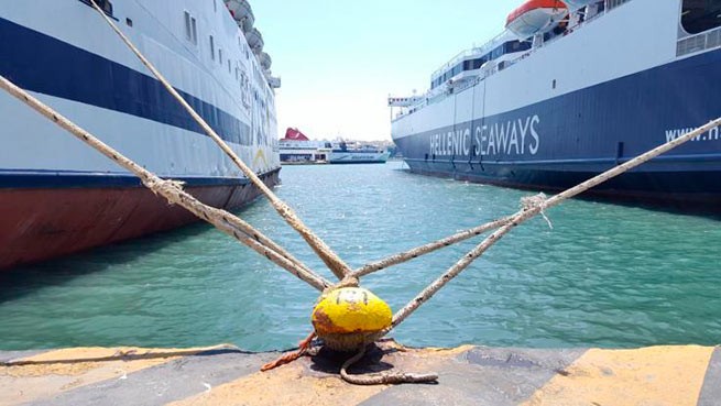 Паромы на острова Эгейского моря остались в портах из-за штормового ветра