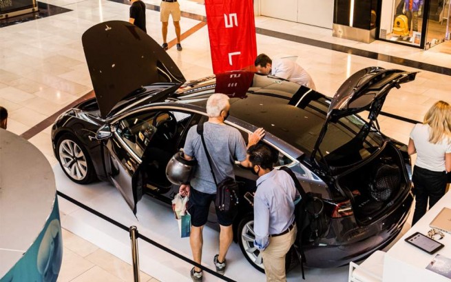 Автомобили Tesla Model 3 на выставке в Golden Hall