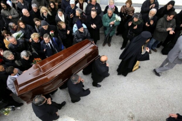 Похороны отложили потому что… перепутали гробы