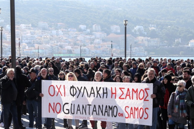 Греки протестуют против переполненных лагерей беженцев