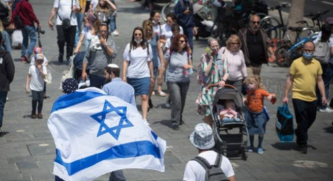 Израиль: впервые после годового ношения маски на улицах стали ненужными