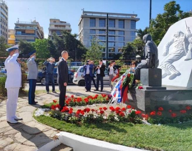 Посол РФ в Афинах возложил венок к памятнику советским воинам