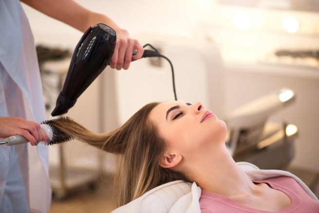"Хорошего понемножку": в связи с экономией света в парикмахерских запретят фены
