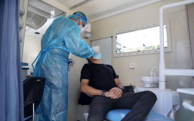 Случайное тестирование в центре Афин выявило 21 человека, инфицированного коронавирусом