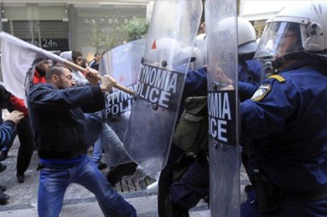 Протестующие в Афинах схлестнулись с ОМОНом, борясь за право отдыха по воскресеньям