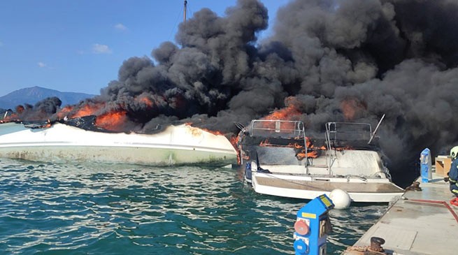 Четыре яхты горят на Корфу в Гувии