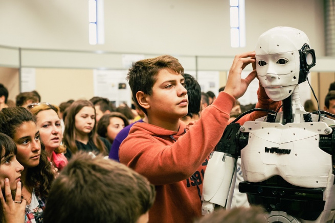 Греческий школьник - самый молодой создатель робота-гуманоида