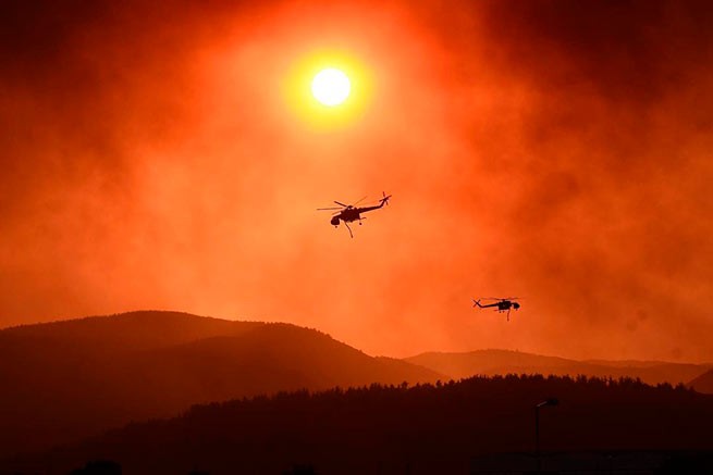 Вертолетчики тушат пожар на Парните с риском для жизни (видео)