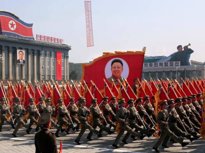 Северная Корея в воскресенье опять возмущалась и отрицала поставки оружия в Россию