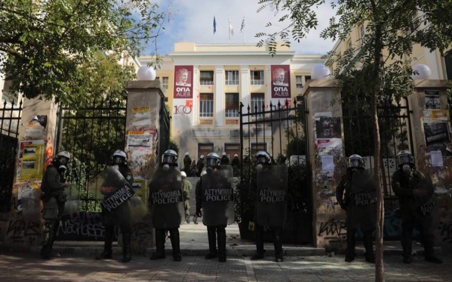 "Битва" за университет экономики: раненые среди полицейских и студентов