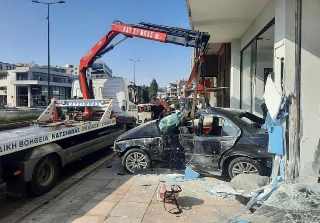 Серьезное ДТП на проспекте Кифисиас: автомобиль въехал в витрину магазина