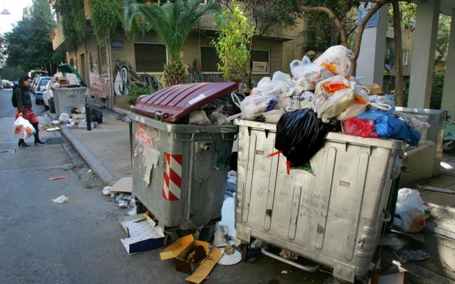 Афины: сборщики мусора намерены продолжать борьбу за постоянные рабочие места