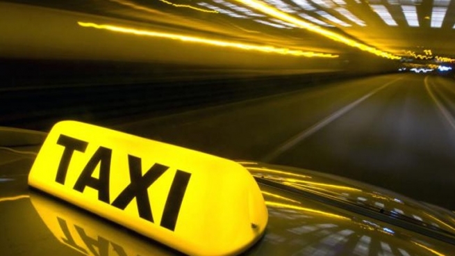 Крит: таксист вернул забытые пассажиром деньги