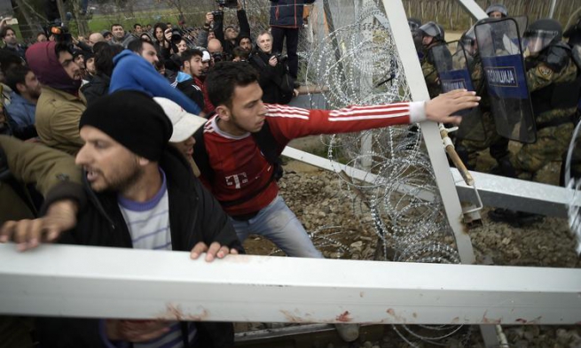 Беженцы попытались штурмом взять границу Греции со Скопье