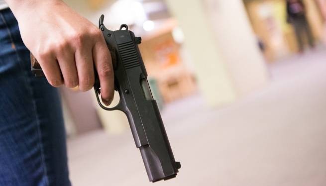 Невероятный инцидент в Салониках: подросток направил пистолет на полицейских