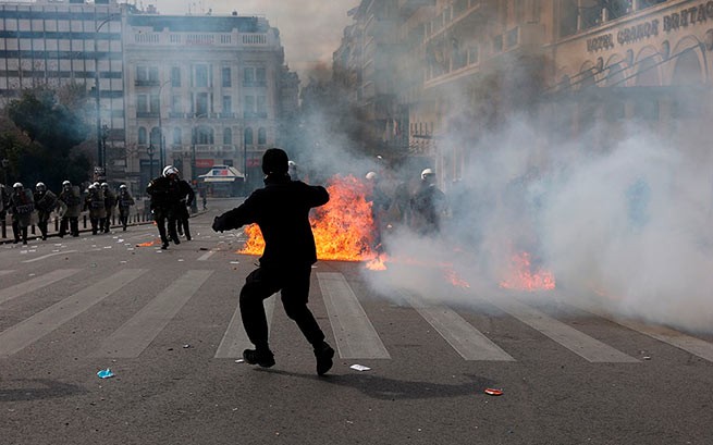 Демонстрация в Афинах закончилась беспорядками