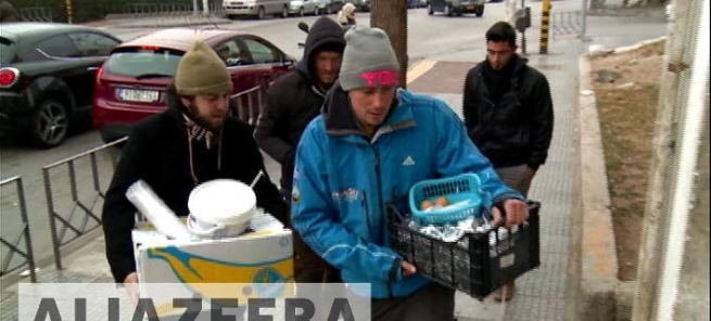 Беженцы накормили нуждающихся и бездомных греков