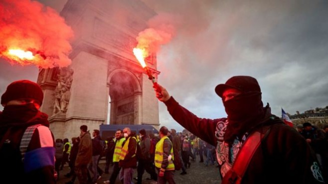 Протесты &quot;желтых жилетов&quot; в Париже продолжаются