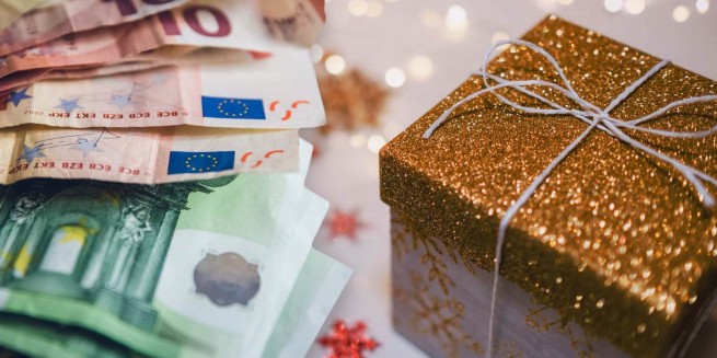 Шоковое решение: работодателю разрешили не платить "рождественский подарок" сотруднице