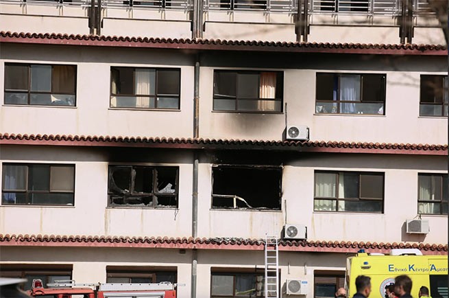 От сигареты, зажженной пациентом, начался пожар в больнице Папаниколау: 1 погиб, 5 ранены