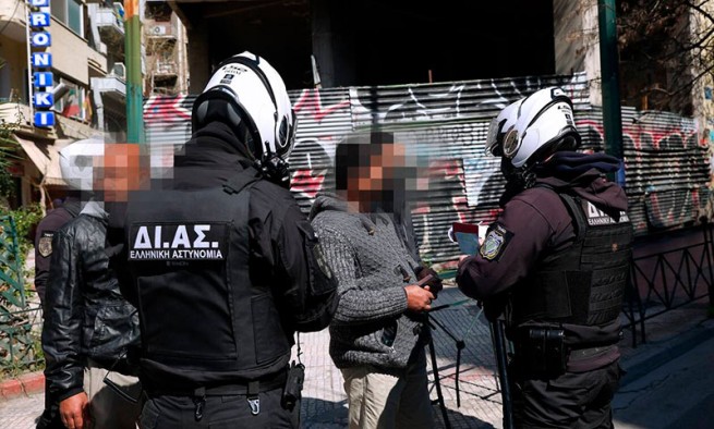 Aфганcкие подростки напали на полицейского в центре Афин, чтобы отобрать у него оружие