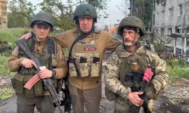 Противостояние между кадровыми военными и ЧВК Вагнер продолжается - в плен взят подполковник РФ