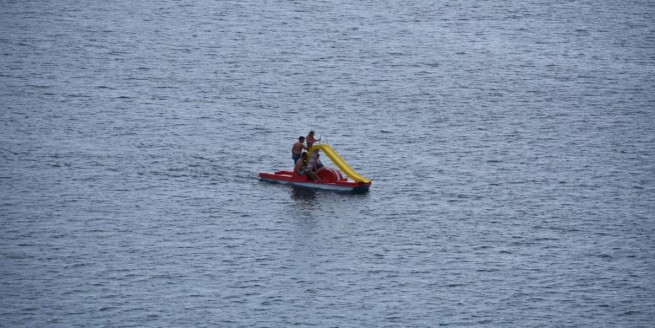 Береговая охрана спасла двух парней с тонущего водного велосипеда