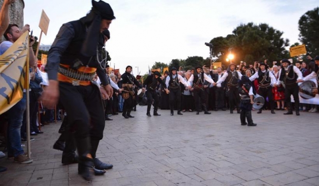 Танец Пиррихиос-Серра во время мероприятий Памяти жертв Геноцида греков Понта Всегреческой Федерации Понтийских Обществ в 2016 году.