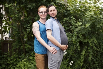 У молодых людей из британского города Портленда — трансгендера Тристана Риза и его партнера Биффа Чаплоу — в июле 2017 года родился ребенок.
