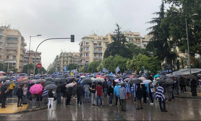 В Салониках под дождем прошел митинг против сделки с именем Македонии