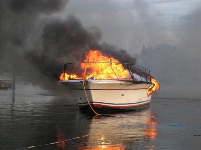 Пожар на туристическом катере в открытом море