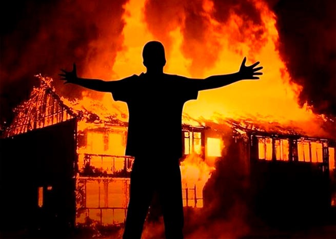 Трагедия в Элефсине: 57-летний мужчина поджег свой дом, чтобы банк его не забрал и покончил с собой