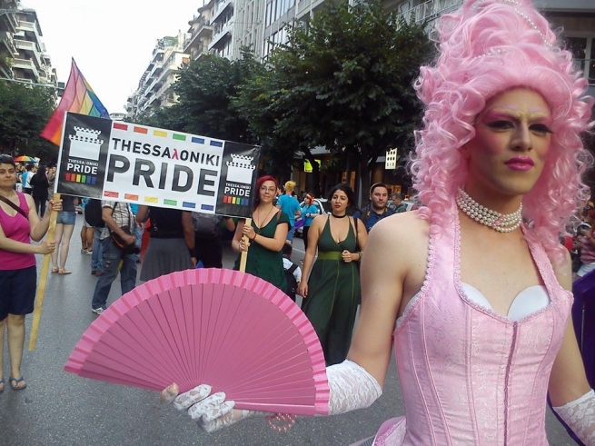 Итог гей-парада в Салониках: двоих участников бросили в море