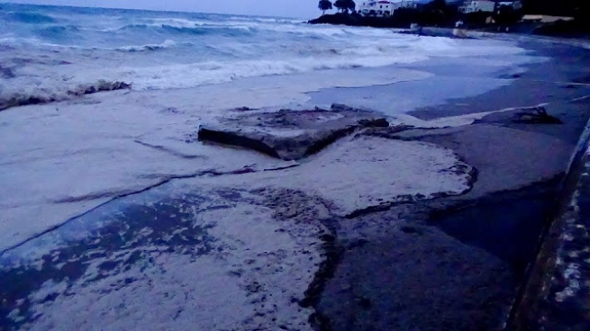 Большой разлив нефти на острове Кифира