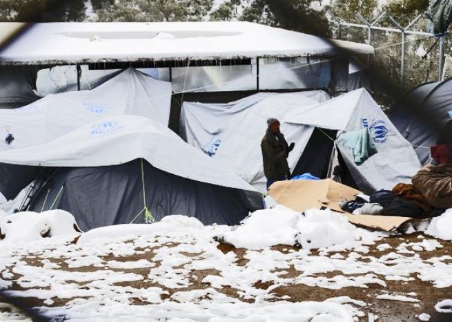 Мигранты требуют провести электричество в палаточный лагерь