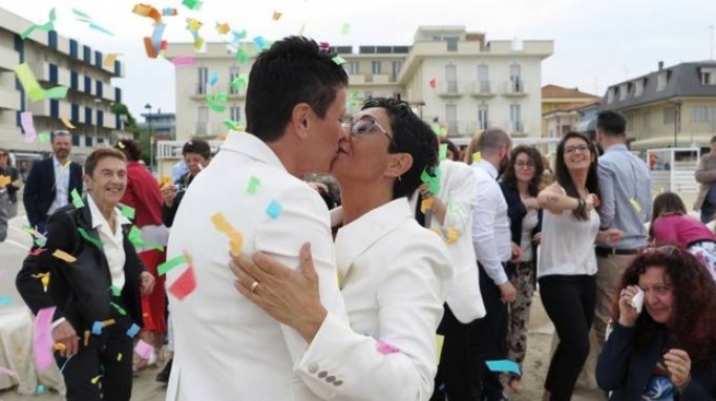 В Италии заключили однополый брак... на пляже
