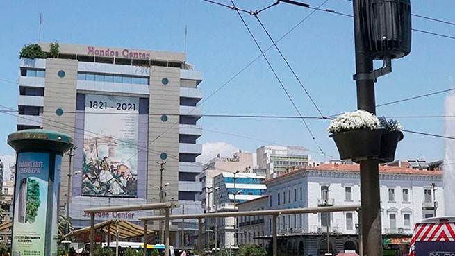В центре Афин установили четыре металлических «дерева» для очистки загрязненного воздуха