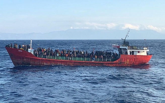 Крит: судно с 400 мигрантами направляется к безопасной якорной стоянке