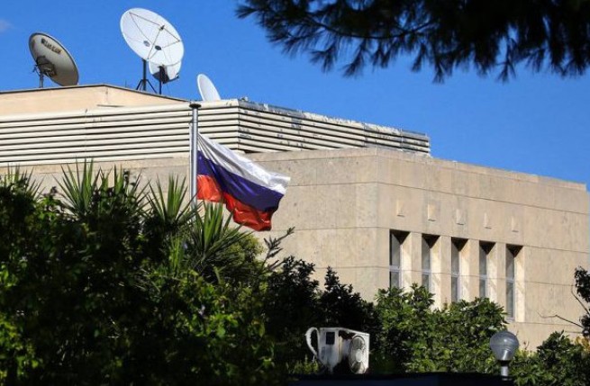 Подозрительный пакет на пороге российского посольства в Афинах