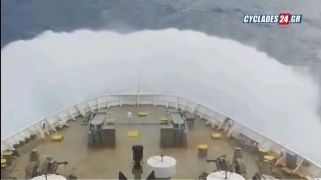 Греческий корабль борется с огромными волнами (Видео)