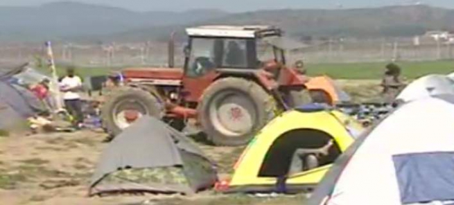 Переполох в Идомени: фермер решил вспахать лагерь беженцев