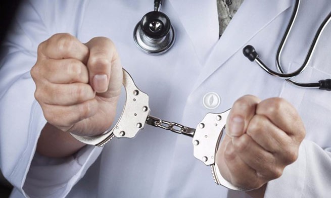 Полиция арестовала 13 сотрудников фармацевтической компании за подкуп врачей и незаконные рецепты