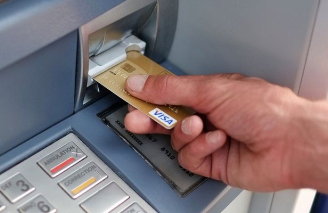 Банкоматы: Комиссионные до 3 евро за снятие средств с карт в других банках