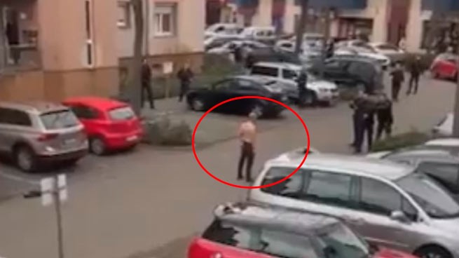 Видео: немецкие полицейские застрелили турка с ножом посреди улицы