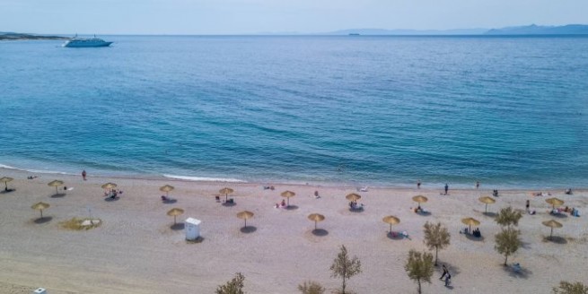 В Греции 15 мая открываются организованные пляжи и пляжные бары