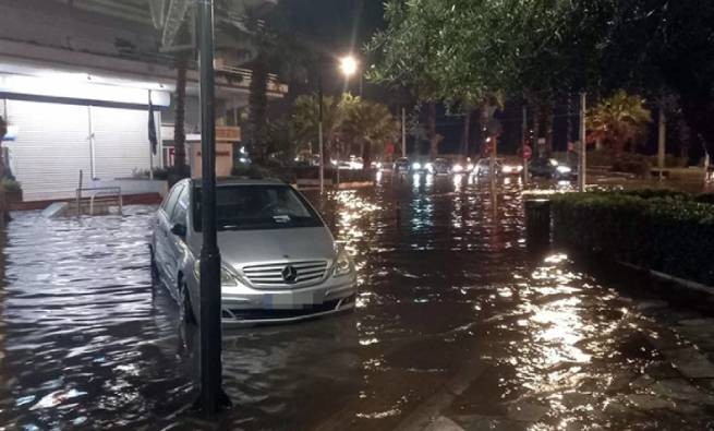 Дороги в Палео Фалиро ушли под воду, проблемы с движением на проспекте Посейдоноса (видео)